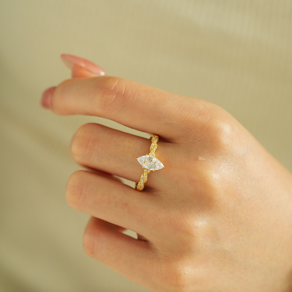 Anello Lumira in Oro 18K con M - Moissanite Engagement Ring 1 Carat recensione e prezzo